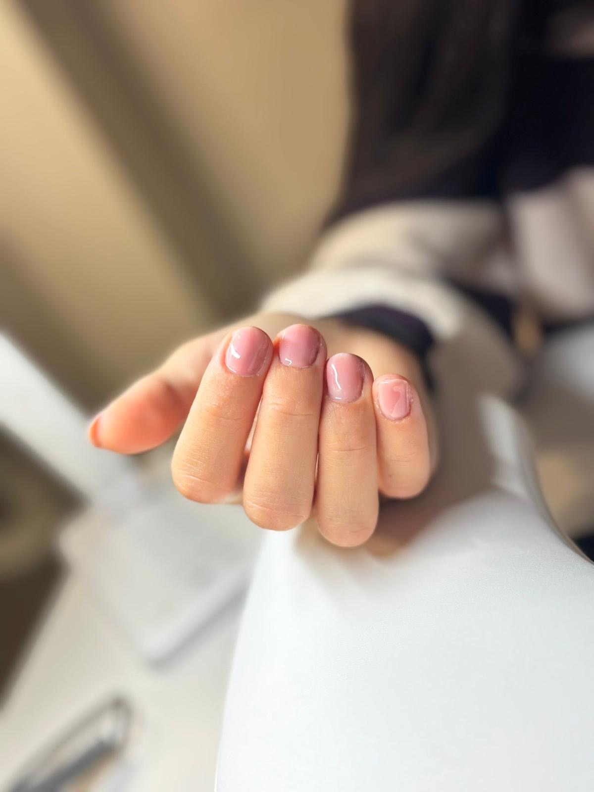 Pose rose translucide sur ongles courts, effet naturel et lumineux