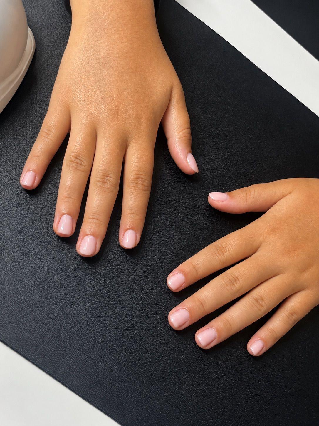 Manucure russe nude rosé sur ongles courts, cuticules nettes