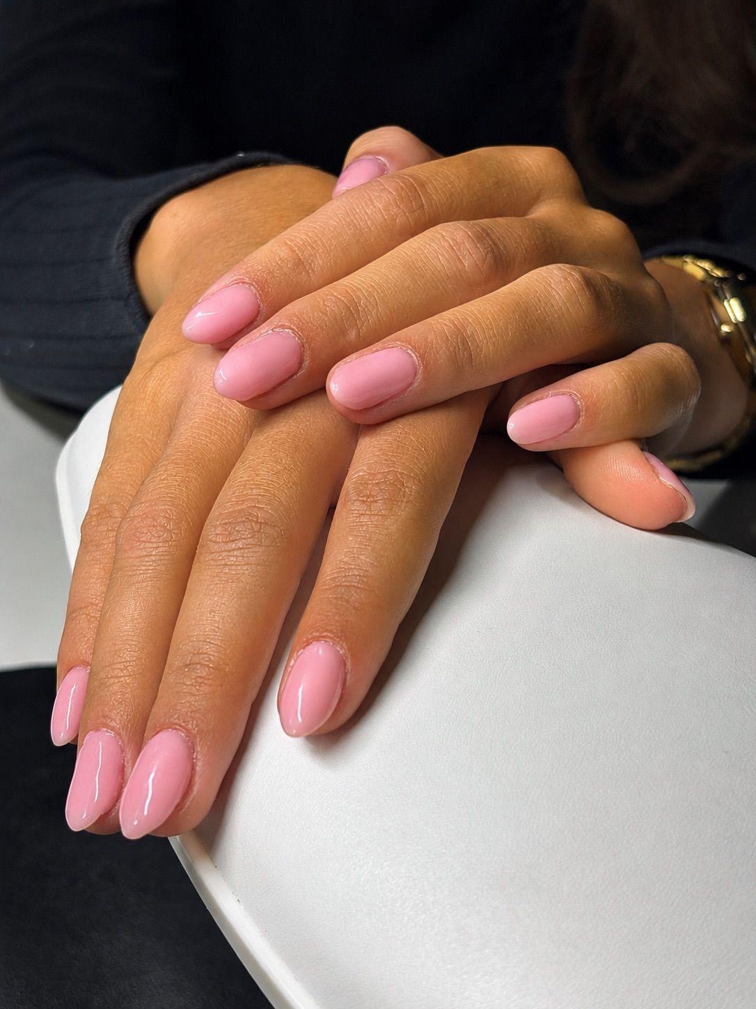 Pose semi-permanente rose poudré sur ongles amande, finition brillante